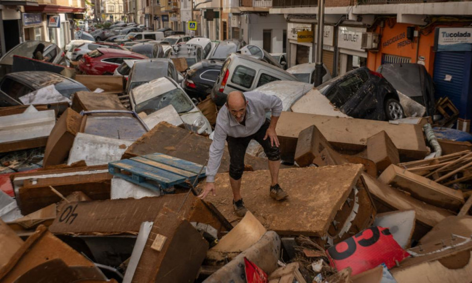 Un hombre camina por una calle de utiel cubierta de escombros despues de que las inundaciones repentinas provocadas por el paso de una dana